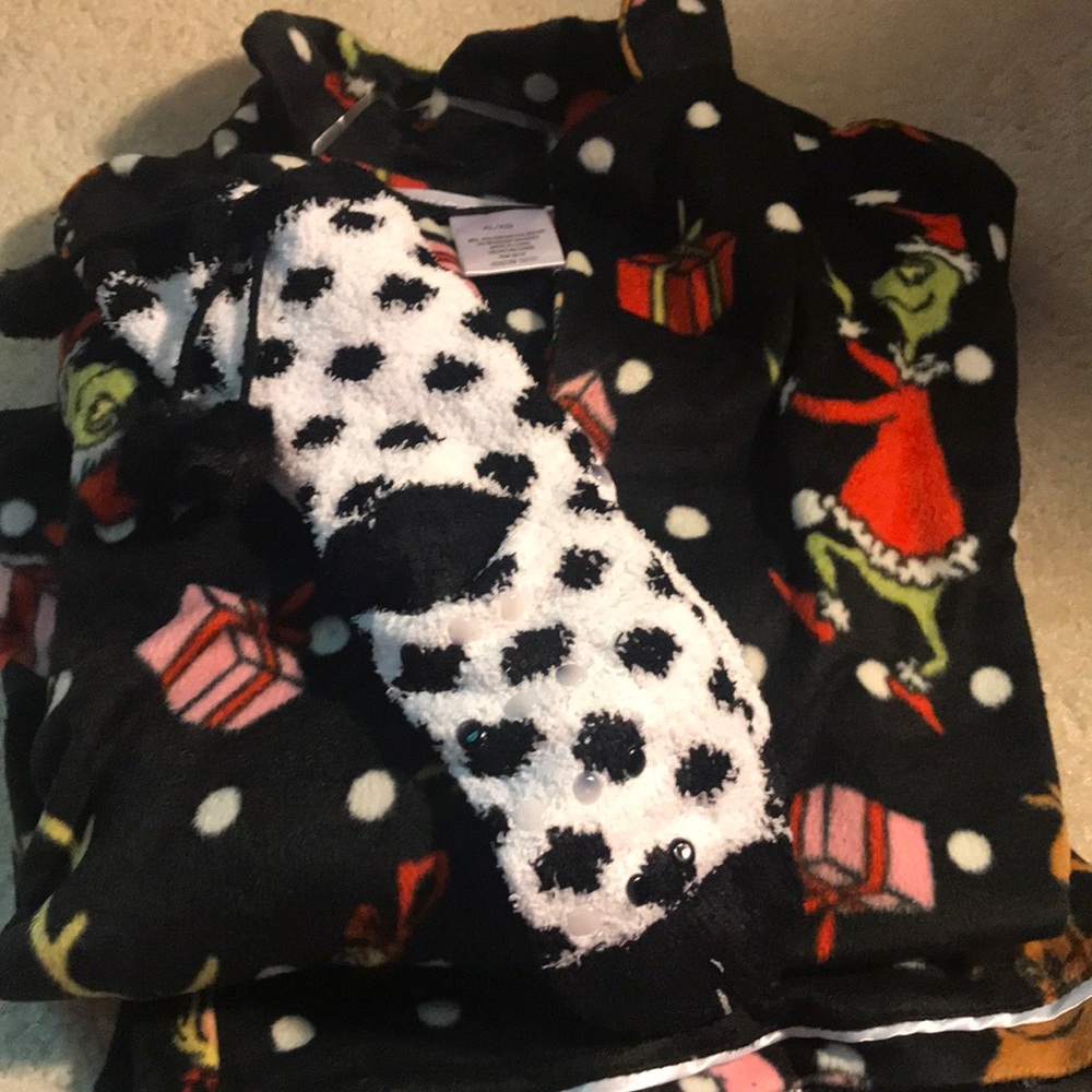 “The Grinch” women’s pajama set (shorts)